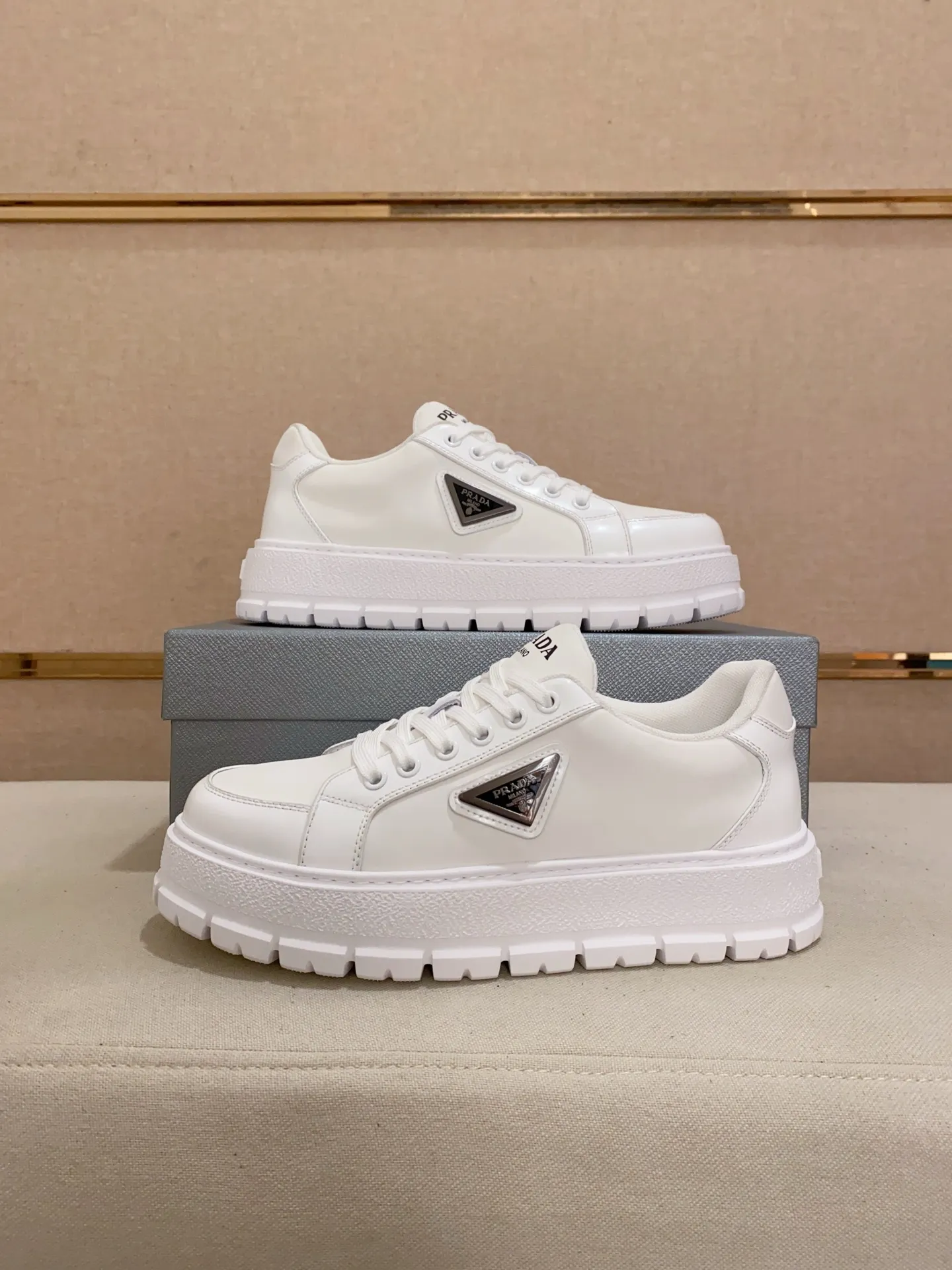Men's shoes 💰 580💰 ✔️✔️✔️Higher version High-quality new PRADA (Prada) counters are launched simultaneously. The new men's shoes and 😘 fabrics are made of high-tech glue-spraying technology. Lining: Full cowhide lining. 👍🏿 High-end ☄️ Air-cushion molded anti-slip foam outsole, exquisite lines, simple and elegant, comfortable and high-end for leisure travel. Code number: 38 to 44 (45 can be customized and cannot be returned or exchanged)